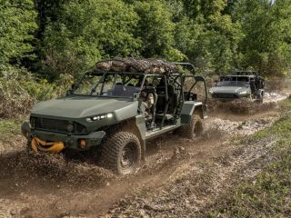 El Vehículo de Escuadrón de Infantería de GM Defense puede transportar hasta 9 soldados y su equipo a través de terrenos complejos. 01280225