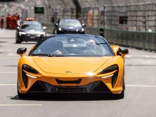 SAS el Príncipe Alberto II de Mónaco conduce el nuevo McLaren Artura Spider en la vuelta honorífica del Gran Premio de Mónaco 01 270524
