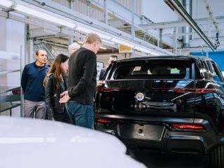 Henrik inspeccionando el Fisker Ocean negro 01 290922