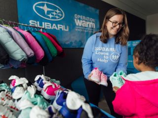 Subaru y Operation Warm® proporcionan abrigos, zapatos y calcetines a niños sin hogar y con necesidades urgentes 01130125