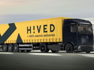 HIVED amplía la primera red de paquetería totalmente eléctrica del Reino Unido con 11 eActros de Mercedes-Benz Trucks 01110225