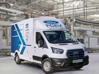 Pila de combustible de hidrógeno Ford E-Transit frente en Dagenham 01 090523