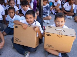 Contecon Manzanillo entregó equipamiento a instituciones educativas de nivel básico de Cuyutlán, Armería, para fortalecer el desarrollo educativo en la comunidad. 01 060524