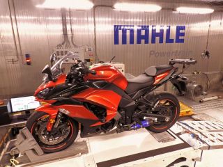 Desarrollo de motocicletas en la cámara de simulación climática y de altitud de MAHLE Powertrain 01 100323