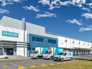 Medistik by Traxión recibe primeras dosis de la vacuna contra la nueva variante de COVID-19 para distribución en México 01121124