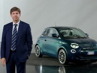 Olivier Francois junto al Fiat 500