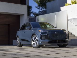 Audi Q6 e-tron 2025 en azul plasma 01120525