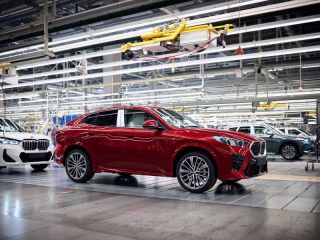BMW X2 y su variante 100% eléctrica, el primer BMW iX2, en Regensburg 01 041223