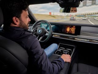El camino hacia la conducción autónoma: BMW es el primer fabricante de automóviles en recibir aprobación para la combinación de Autonomía Nivel 2 y Nivel 3. 01 260624