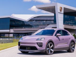 Los Porsche Experience Centers dan la bienvenida al nuevo Macan Electric a la pista 01240225