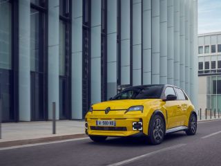 ¡Grande en la ciudad! El Renault 5 E-Tech eléctrico es nombrado "Coche del Año" por el Salón de los Vehículos Eléctricos de Londres 01021224