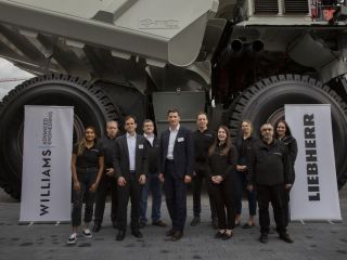 Representantes de WAE y Liebherr se reúnen en Bauma 2022 para rendir homenaje a su importante trabajo en el espacio de cero emisiones 01 041122