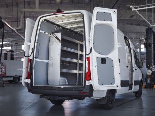 Mercedes-Benz USA presenta VanSolution: un nuevo modelo de negocio para la mejora profesional, empezando por las soluciones de estanterías para las furgonetas de carga Sprinter y eSprinter 01120325