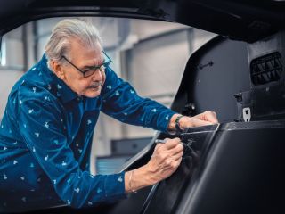 El profesor Gordon Murray CBE firma el monocasco de cliente T.50 Job 1 01 150323