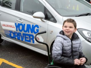 Tony Hudgell con el coche Young Driver 01 190224