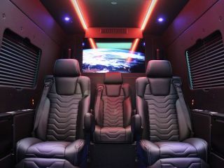 Clase VIP Mercedes-Benz Sprinter por Clive Sutton 01 030124