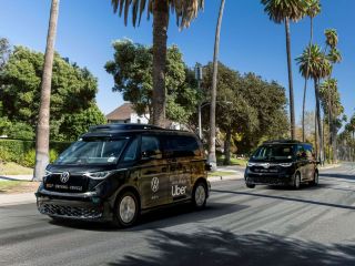 Volkswagen y Uber lanzan una asociación estratégica a largo plazo para desplegar vehículos autónomos ID. Buzz en la plataforma de Uber 01240425