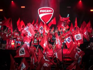 Semana Mundial Ducati 2022 - Espectáculo del sábado por la noche 01 260722