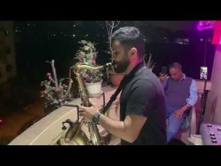 Previsualización del video Hoy -y siempre- toca... ¡Música! Egipcios tocan música desde sus balcones