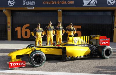 Robert Kubica, Vitaly Petrov, Jerome d'Ambrosio y Ho-Pin Tung junto al Renault R30.