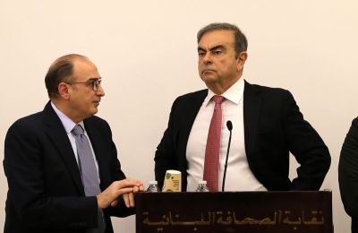 El exdirectivo de Renault-Nissan Carlos Ghosn (d) en una conferencia de prensa en Beirut, Libano, hoy, 8 de enero de 2020.