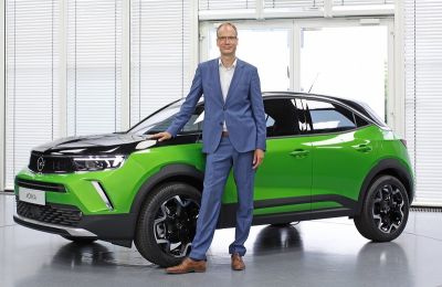 Michael Lohscheller junto al Opel Mokka-e