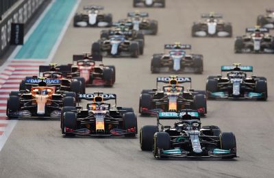 El británico Lewis Hamilton lidera el grupo tras la salida del Gran Premio de Abu Dabi de Fórmula Uno en el circuito Yas Marina. 