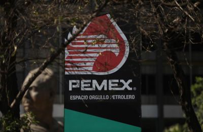 Vista hoy del logo de Pemex cerca al busto del General Lázaro Cárdenas, en las oficinas generales de Pemex en la Ciudad de México (México).