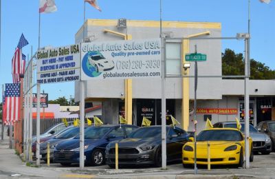 Vista de un negocio de venta de autos usados en Miami, Florida, en una fotografía de archivo.