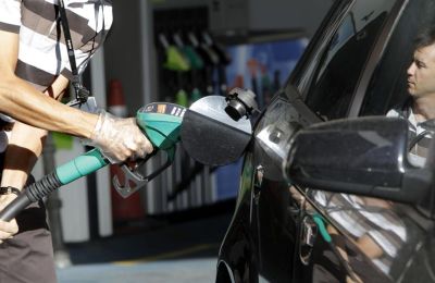 Fotografía de un conductor cargando en una gasolinera de Madrid, 01 290622