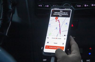 Fotografía de archivo fechada el 12 de septiembre de 2022 de un conductor de Uber usando la aplicación en su celular en Ciudad de México (México). EFE/Isaac Esquivel 01 241023