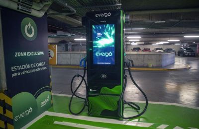 Fotografía de una estación de carga para vehículos eléctricos de la empresa Evergo, el 9 de febrero de 2023, en la Ciudad de México (México). 01 120223