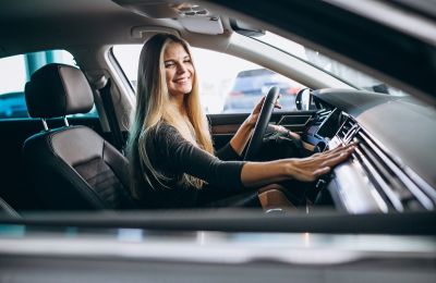 Mujer al volante