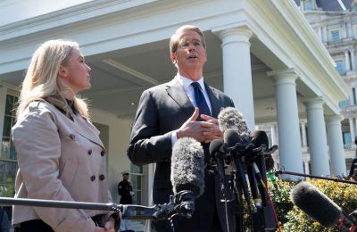 El secretario del Tesoro de EE.UU., Scott Bessent (d), habla con los medios junto a la secretaria de prensa de la Casa Blanca, Karoline Leavitt (i), afuera de la Casa Blanca en Washington, DC, EE. UU., 9 de abril de 2025. EFE/CHRIS KLEPONIS /POOL 01090425