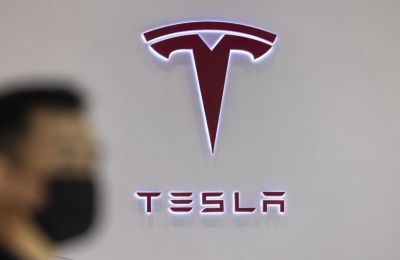 Fotografía de archivo del logo de Tesla.  01 071122