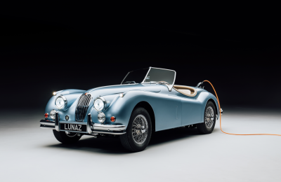 El inversionista de Lunaz, David Beckham, le regala a su hijo un Jaguar XK140 eléctrico de 1954 de Lunaz para celebrar su boda. 01 110422