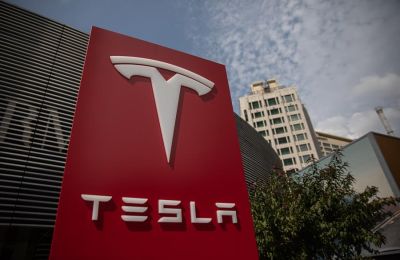 Vista del logotipo de la compañía estadounidense Tesla, en una fotografía de archivo.