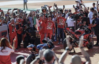 El piloto italiano Francesco Bagnaia (c) (Ducati) tras proclamarse campeón del mundo de MotoGP en el circuito Ricardo Tormo de Cheste (Valencia).  01 061122