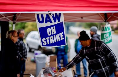 La huelga sindical United Auto Workers (UAW) firma frente a un centro de distribución de repuestos Chrysler-Mopar, propiedad de Stellantis, en Morrow, Georgia, EE.UU.. EFE/EPA/ERIK S. MENOR 01 121023