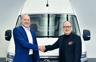 Alexander Leopold, CEO de Erwin Hymer Group, y Lars Krause, miembro de la Junta Directiva de Marca responsable de Ventas y Marketing de VWCV 01 130423