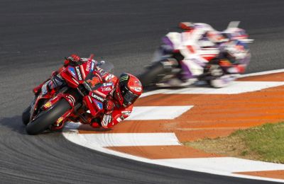 El piloto y campeón del mundo de Moto GP, Pecco Bagnaia , en carrera en el circuito "Ricardo Tormo" en Cheste (Valencia), donde se disputa la última prueba del mundial. EFE/ Biel Aliño 01 261123