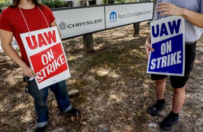 Personas que hacen parte el sindicato United Auto Workers (UAW) muestran mensajes durante la huelga en Morrow, Georgia, el 22 de septiembre de 2023. EFE/Erik S. Lesser 01 270923