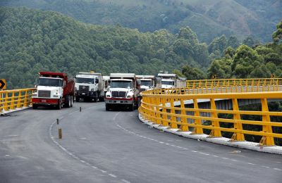 Fotografía de archivo de una carretera colombiana.