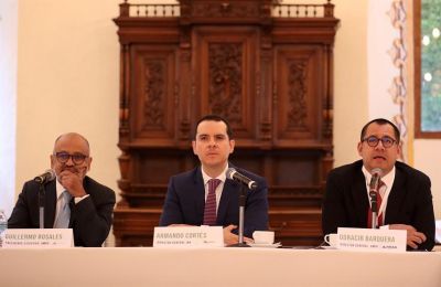 El presidente ejecutivo de la Asociación Mexicana de Distribuidores Automotores (AMDA) Guillermo Rosales (i), director General de la Industria Nacional de Autopartes (INA), Armando Cortés y AMIA Odracir Barquera. EFE 01 110723
