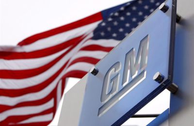Fotografía de archivo en la que se registró un logo de la automotriz norteamericana General Motors, frente a una bandera de Estados Unidos, en la entrada principal de la sede de la compañía, en Detroit (Michigan, EE.UU.). EFE/Jeff Kowalsky 01 120623