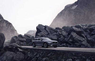 El Volvo V90 B6 AWD Cross Country en Thunder Grey 01 050522