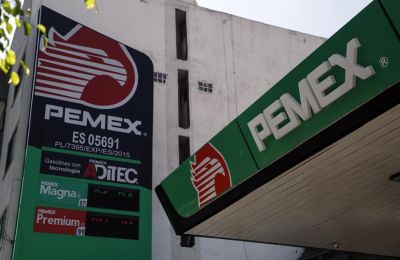 Fotografía de una estación de gasolina de Petróleos Mexicanos (Pemex), en Ciudad de México (México). Imagen de archivo. EFE/ Isaac Esquivel 01 150723