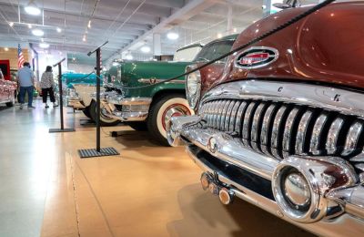 Personas visitan el nuevo Museo Dauer de Autos Clásicos en Sunrise, Florida, EE.UU., el 29 de abril de 2021 (publicado el 30 de abril de 2021).