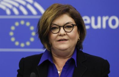 La comisaria europea de Transporte, Adina Valean (c), pidió este lunes durante una visita a Washington que el bloque comunitario y Estados Unidos desarrollen estándares comunes para los vehículos eléctricos. EFE/EPA/JULIEN WARNAND 01 230523