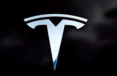 Vista del logo de la empresa Tesla, en una fotografía de archivo. EFE/Filip Singer 01 181023